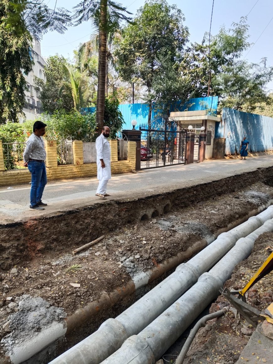 मुंबई प्रतिनिधी अतुल चेंडके मा. बेस्ट समिती अध्यक्ष मा. नगरसेवक, श्री. अनिल रामचंद्र पाटणकर यांच्या प्रयत्नाने व बृहन्मुंबई महानगरपालिका यांच्या वतीने गंगा टावर, मटू बाई अण्णम मार्ग येथे होत असलेल्या रस्ता कॉंक्रिटीकरण व गटार कामाची पाहणी करताना स्वयं मा. नगरसेवक पाटणकर साहेब, चेंबूर विधानसभा समन्वयक श्री. संदीप गुरव, डी. जी. शाखा समन्वयक श्री अनिल पटेल व कार्यकर्ते.