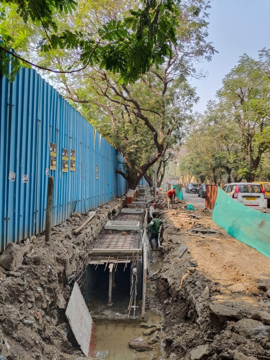 मुंबई प्रतिनिधी अतुल चेंडके मा. बेस्ट समिती अध्यक्ष मा. नगरसेवक, श्री. अनिल रामचंद्र पाटणकर यांच्या प्रयत्नाने व बृहन्मुंबई महानगरपालिका* यांच्या वतीने अमर सिनेमा ते मैत्री पार्क स्टॅन्ड पर्यंत होत असलेल्या रस्ता कॉंक्रिटीकरण व गटार कामाची पाहणी करताना स्वयं मा. नगरसेवक पाटणकर साहेब, चेंबूर विधानसभा समन्वयक श्री. संदीप गुरव, डी. जी. शाखा समन्वयक श्री अनिल पटेल व कार्यकर्ते.