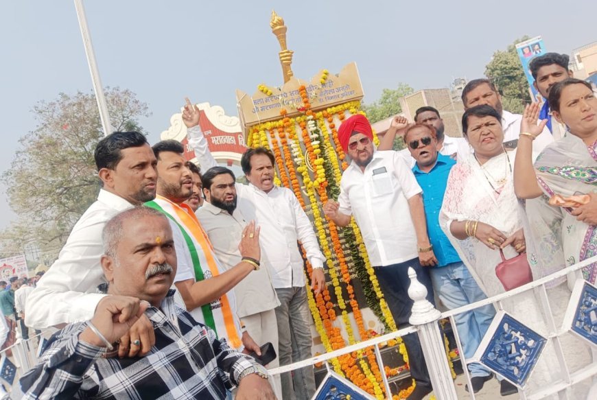 शहर जिल्हा काँग्रेस कमिटीच्या वतीने भारतरत्न डॉ बाबासाहेब आंबेडकर मराठवाडा विद्यापीठ नामविस्तार दिनानिमित्त अभिवादन करण्यात आले महोदय. आज छत्रपती संभाजीनगर औरंगाबाद शहर जिल्हा काँग्रेस कमिटी वतीने भारतरत्न डॉ बाबासाहेब आंबेडकर मराठवाडा विद्यापीठ दिनानिमित्त अभिवादन करण्यात आले या कार्यक्रमाचे आयोजन छत्रपती संभाजीनगर औरंगाबाद शहर जिल्हा काँग्रेस कमिटीचे कार्याध्यक्ष डॉ अरुण शिरसाठ यांनी केले होते यावेळी डॉ बाबासाहेब आंबेडकर जिंदाबाद अशा घोषणा देण्यात आल्याआणि शहीद हुतमाना श्रद्धांजली दिली व त