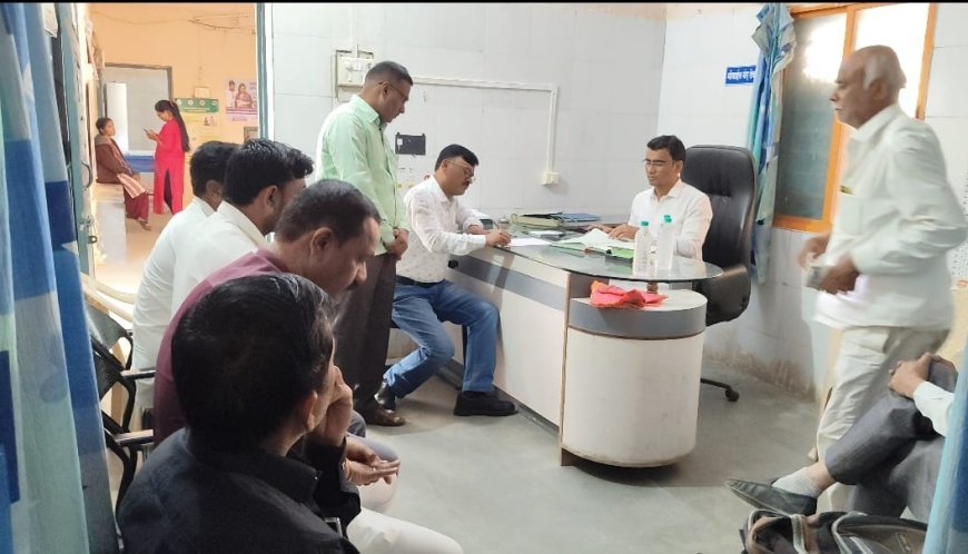 मुजीब खान कन्नड : एकोणतीस गावाचा आरोग्याचा भार संभाळणाऱ्या नाचनवेल प्राथमिक आरोग्य केंद्रात बुधवारी अचानक उपविभागीय अधिकारी संतोष गोरड व तहसीलदार विद्याचरण कडवकर यांनी अचानक भेट देऊन दवाखान्याची पाहणी केली. यावेळी अनेक कर्मचाऱ्यां ची अनूपस्थिती पाहून पंचनामा करून त्याचा अहवाल जिल्हाधिकारी यांच्याकडे पाठविला . त्यामुळे आरोग्य कर्मचाऱ्यांची चांगलीच धावपळ उडाली .राज्याचे मुख्यमंत्री प्रशासनास सातसूत्री कार्यक्रमाच्या अनुषगांने अचानक भेट देऊन दवाखान्यात चालत असलेल्या कामकाजाचा आढावा घेतला व अने