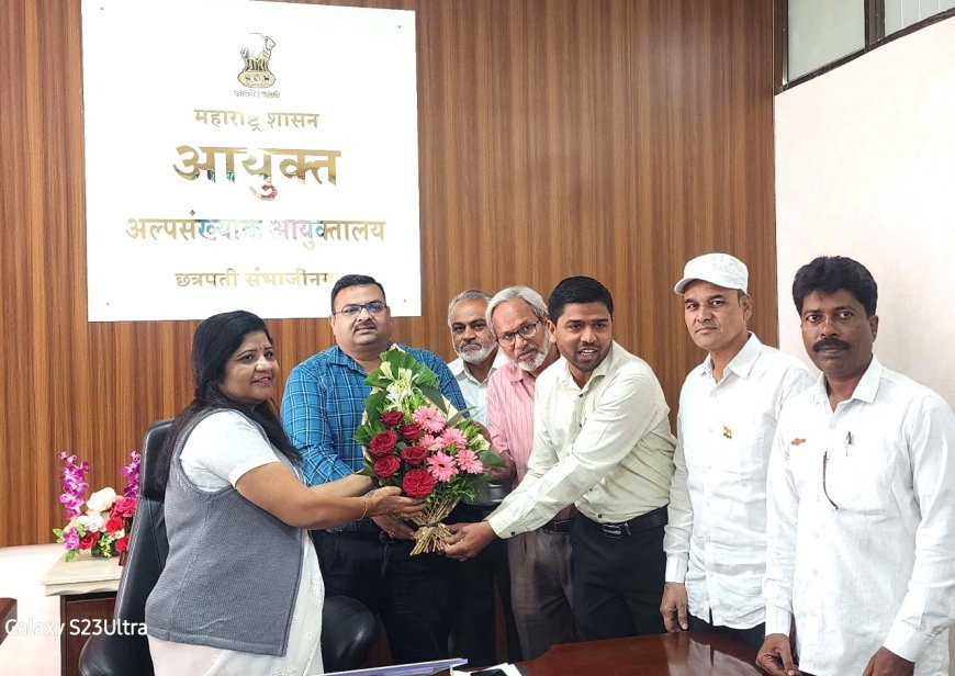 मार्टी कृती समितीची प्रजासत्ताक दिना निमित्त अल्पसंख्यांक आयुक्तालय हज हाउस येथे ध्वजरोहन संपन्न आयुक्तांना भेट