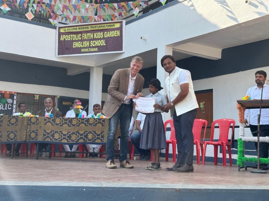 प्रजासत्ताक दिनानिमित्त ए.एफ.के.जी इंग्लिश स्कूलमध्ये ध्वजरोहण व बक्षीस वितरण सोहळा