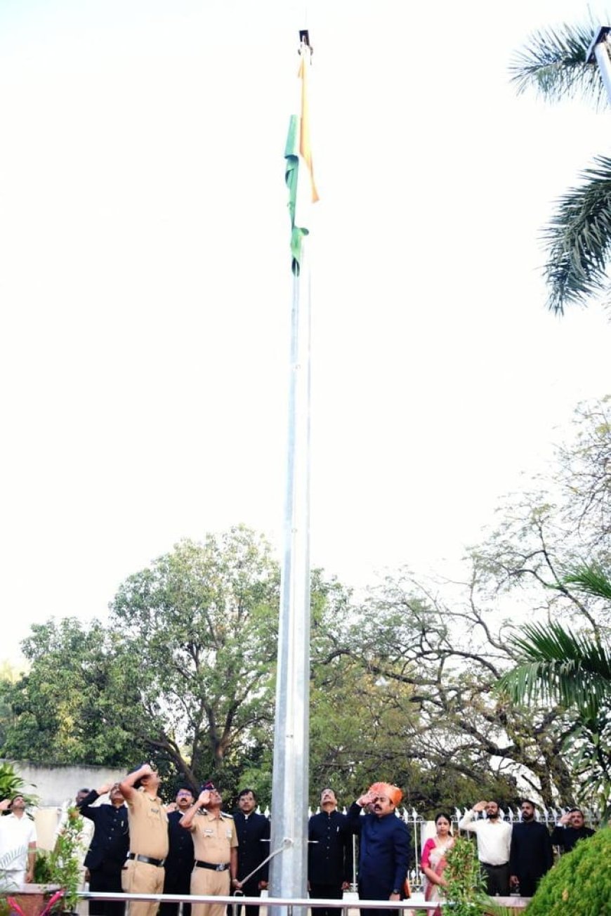 प्रजासत्ताक दिनानिमित्त विभागीय आयुक्त कार्यालयात ध्वजारोहण छत्रपती संभाजीनगर, दि.26 (विमाका):- भारतीय प्रजासत्ताक दिनानिमित्त विभागीय आयुक्त दिलीप गावडे यांच्या हस्ते ध्वजारोहण करण्यात आले. विभागीय आयुक्त कार्यालयात आयोजित कार्यक्रमात महसूल अपर विभागीय आयुक्त श्रीमती नयना बोदार्डे, सह आयुक्त अनंत गव्हाणे, अप्पर आयुक्त डॉ. अरविंद लोखंडे, विकास विभागाच्या उपायुक्त सीमा जगताप, उपायुक्त नियोजन विजय पवार, सह आयुक्त राजेंद्र अहिरे, नगरप्रशासन विभागाचे सहायक आयुक्त देविदास टेकाळे यांच्यासह वरिष्ठ अ