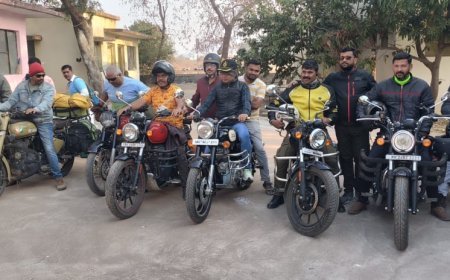 कन्नडच्या नायब तहसिलदार व ग्रामस्थांनी केलें जंगी स्वागत लातूरच्या सायकल क्लब सदस्यांची बुलेटवर प्रयागवारी