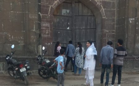 बनी बेगम बाग का मुख्य द्वार बंद, पर्यटकों में नाराज़गी  खुलताबाद