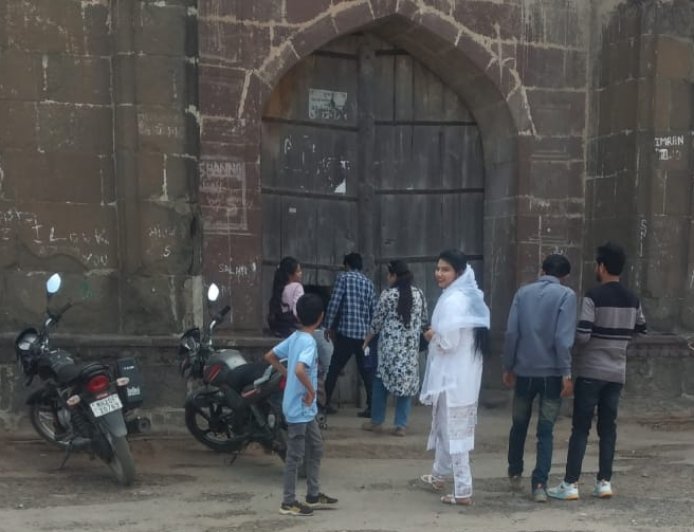 बनी बेगम बाग का मुख्य द्वार बंद, पर्यटकों में नाराज़गी  खुलताबाद
