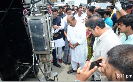 केंद्रीय सामाजिक न्याय मंत्री यांचे हस्ते ERSU किटचे मनपास हस्तांतरण ड्रनेज सफाई कामगारांना पीपीइ किटचे वितरण