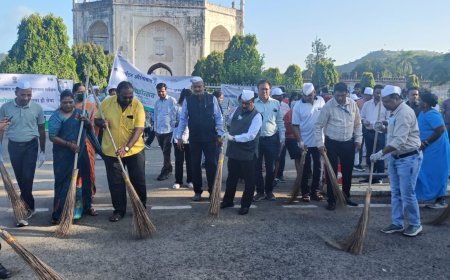 सेवा पंधरवडयात सर्वांनी सहभागी व्हावे - अतुल सावे  बिबी का मकबरा येथे स्वच्छता ही सेवा अंतर्गत स्वच्छता अभियान