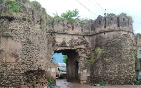 खुलताबाद : बाजार मार्ग का ऐतिहासिक दरवाज़ा बना खतरा, हादसा हुआ तो ज़िम्मेदार होंगे नगरपरिषद और पुरातत्व विभाग