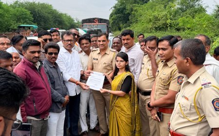 मैजे सराई ग्राम में नागरिकों का रोष  सड़क पर मोरम का ढेर देखकर कार्यकर्ताओं ने जताया विरोध, आंदोलन की नई तारीख़ घोषित