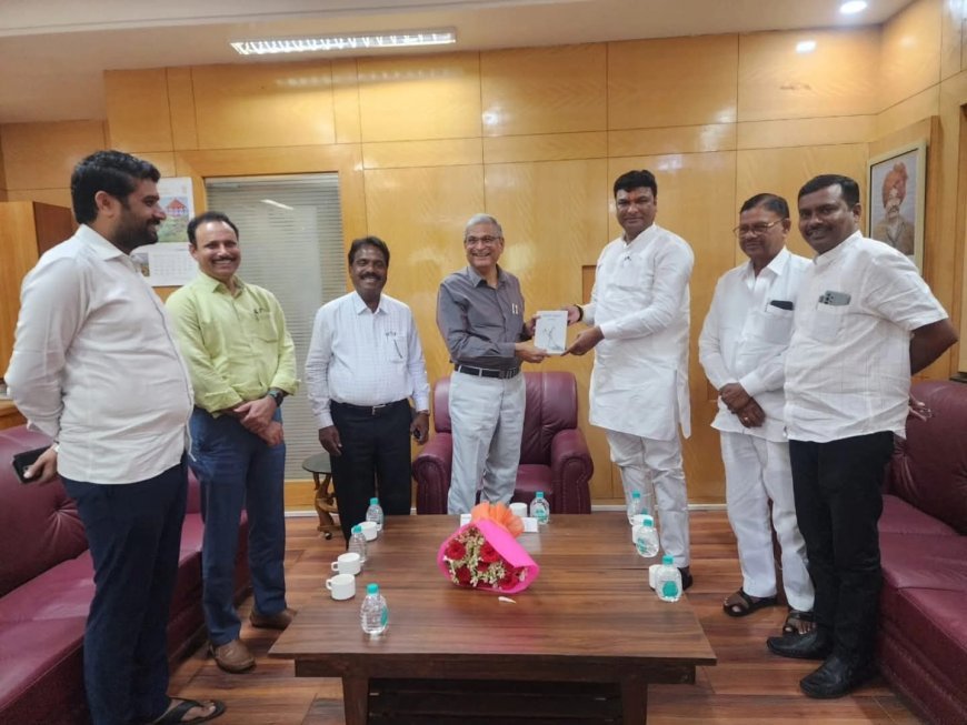 MLA Vilas Bhumre Patil meets Vice Chancellor Dr. Vijay Phulari and discusses the development of Paithan Santpeeth. Chhatrapati Sambhajinagar, October 16 (Representational) – Honorable Vice Chancellor of Dr. Babasaheb Ambedkar Marathwada University, Pvt. Today, MLA Vilas Bhumre Patil paid a courtesy visit to Dr. Vijay Phulari in connection with the Santpeeth located in Paithan. During this meeting, there was a detailed discussion on the future form, planning and steps to be taken towards the deve