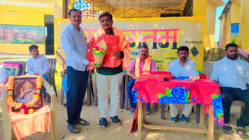 Of. Pvt. Sha. Emotional farewell to teachers transferred to Galleborgaon, welcome to new teachers Khultabad, 16 October (Representational) – K. Pvt. Sha.