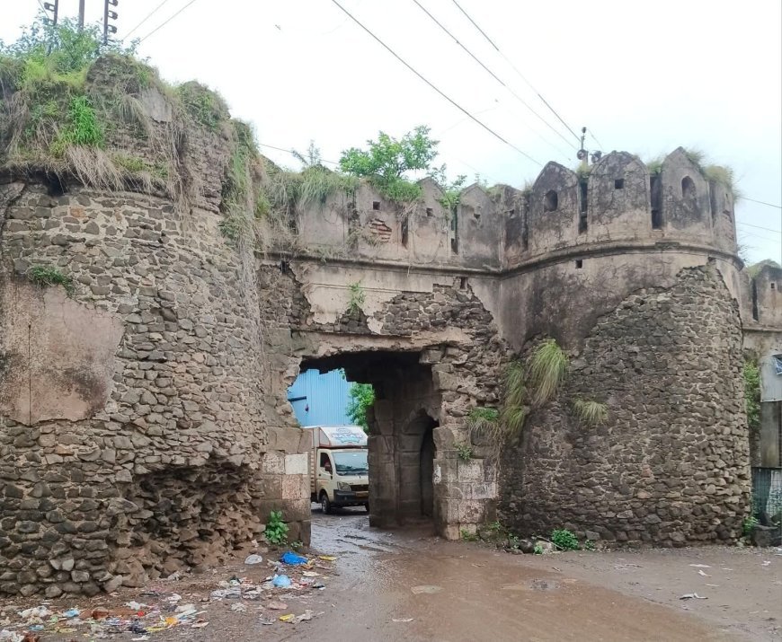 Khultabad: The historical gate of Bazaar Marg becomes a danger, if an accident happens, Municipal Council and Archeology Department will be responsible.