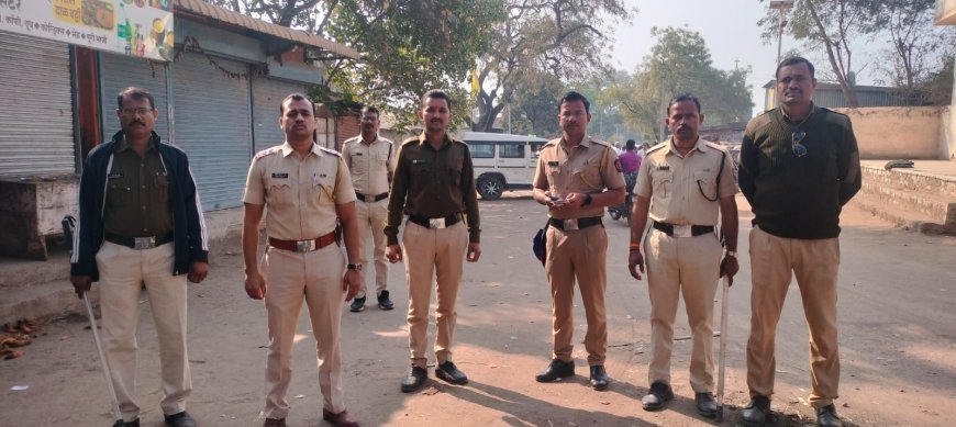 Tight police arrangements at Wahegaon polling station; PSI Mask's gift Fulambri. Under the representative district council and panchayat committee general election-2026, Aurangabad city (Chhatrapati Sambhajinagar) rural police and home guard police personnel have been deployed at the polling booth in Wahegaon and made strict arrangements.