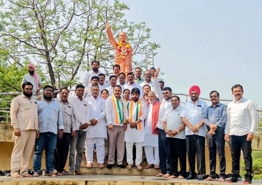 Congress workers paid tribute to Rajiv Gandhi, the father of India's computer revolution.