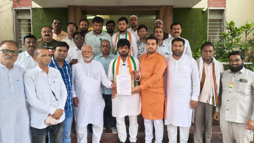 Congress protested against the negligence of BLO, raised demand for door-to-door mapping and distribution of forms.