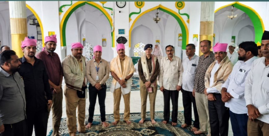ग्रामीण पुलिस अधीक्षक प्रकाश जाधव का खुल्ताबाद स्थित दरगाहों का दौरा; उर्स शरीफ एवं ईद-ए-मिलादुन्नबी के मद्देनज़र सुरक्षा व्यवस्था का लिया जायजा खुल्ताबाद :संवाददाता सलमान खान हजरत ख्वाजा शेख मुन्तजबोद्दीन जरजरी जरबख्श दुल्हा (रह.) के 740वें वार्षिक उर्स शरीफ तथा ईद-ए-मिलादुन्नबी (स.अ.) के मद्देनज़र औरंगाबाद ग्रामीण के पुलिस अधीक्षक प्रकाश जाधव ने शनिवार (ता. 25) को खुल्ताबाद स्थित विभिन्न प्रसिद्ध दरगाहों का सद्भावना दौरा किया। इस दौरान उन्होंने आगामी उर्स शरीफ एवं ईद-ए-मिलादुन्नबी के अवसर पर क